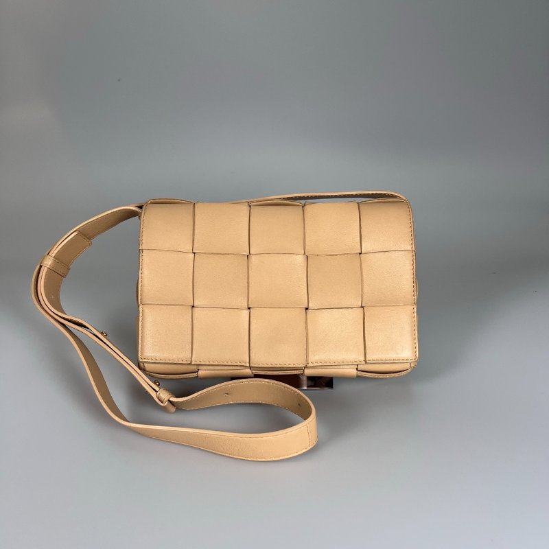 BV  膚色CASSETTE包-0