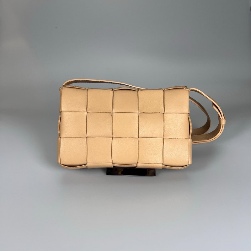 BV  膚色CASSETTE包-1