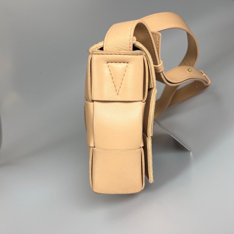 BV  膚色CASSETTE包-3