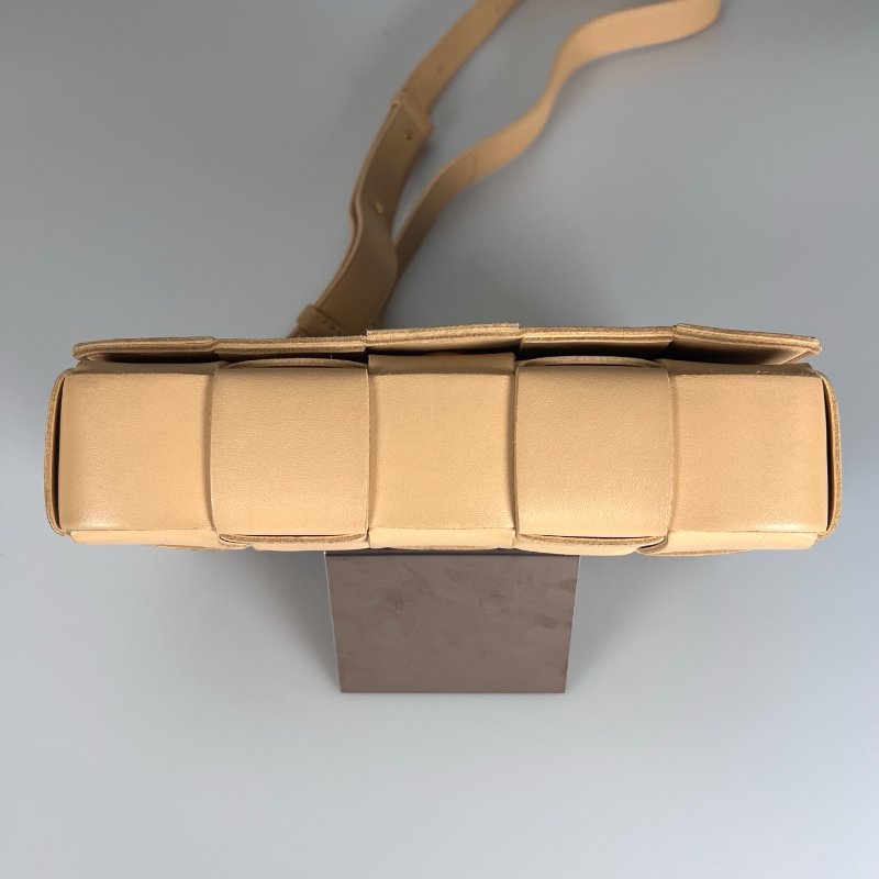 BV  膚色CASSETTE包-4