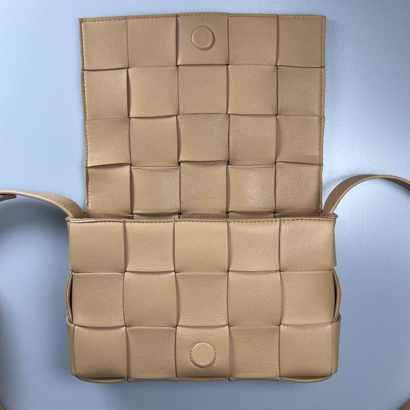 BV  膚色CASSETTE包-5