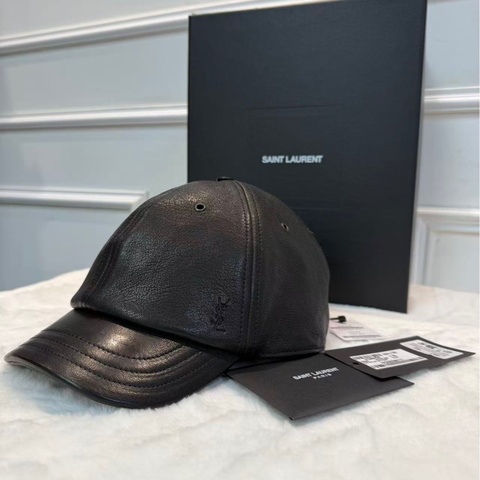 【比起原價便宜一半有多‼️】YSL品牌logo浮雕圖案 全黑 小羊皮 鴨舌帽