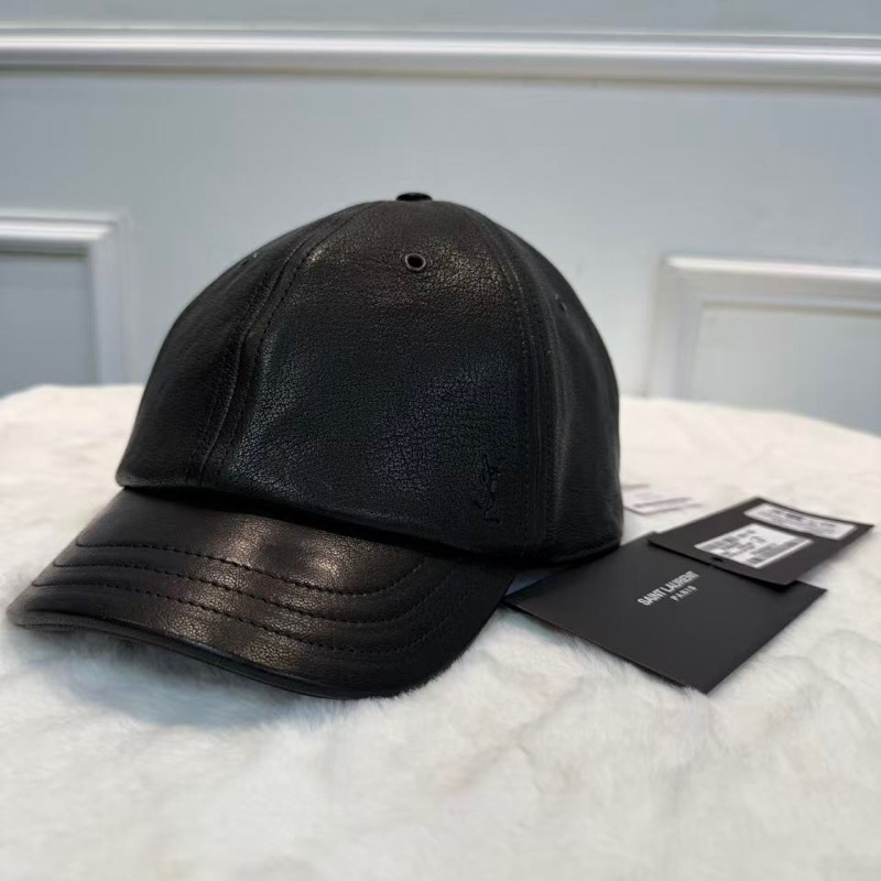 【比起原價便宜一半有多‼️】YSL品牌logo浮雕圖案 全黑 小羊皮 鴨舌帽-1