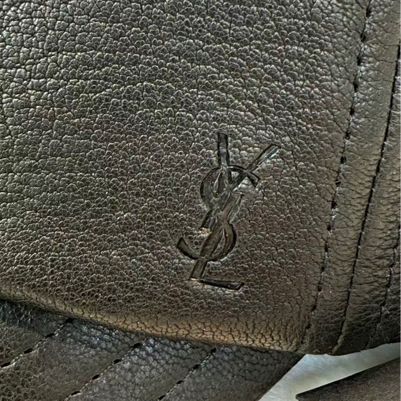 【比起原價便宜一半有多‼️】YSL品牌logo浮雕圖案 全黑 小羊皮 鴨舌帽-2