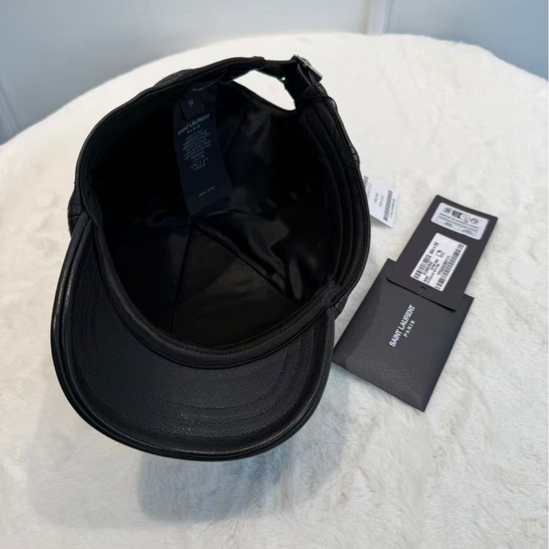 【比起原價便宜一半有多‼️】YSL品牌logo浮雕圖案 全黑 小羊皮 鴨舌帽-3