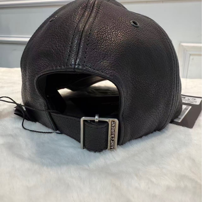 【比起原價便宜一半有多‼️】YSL品牌logo浮雕圖案 全黑 小羊皮 鴨舌帽-4