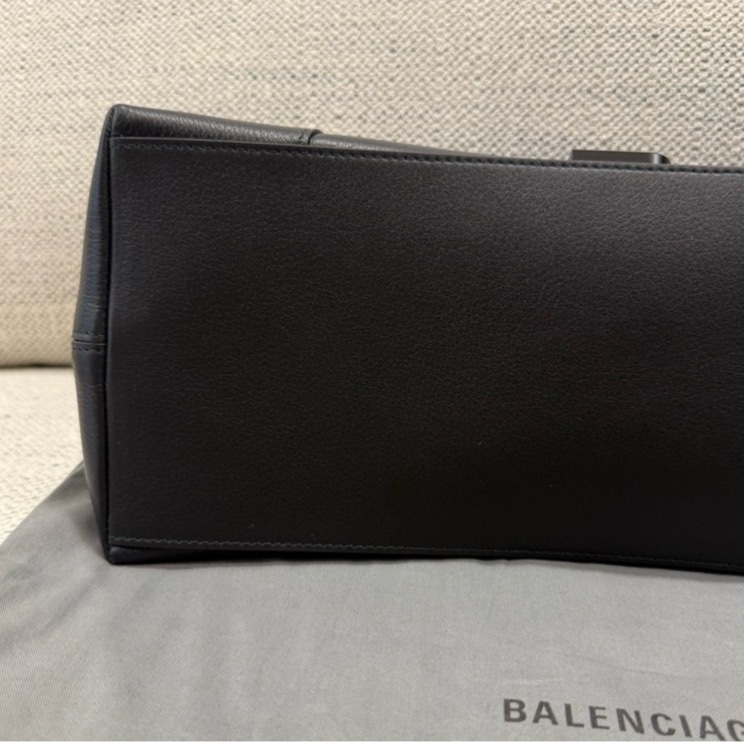 巴黎世家 Downtown 黑扣 沙漏 单肩斜挎包 男女都可背-12