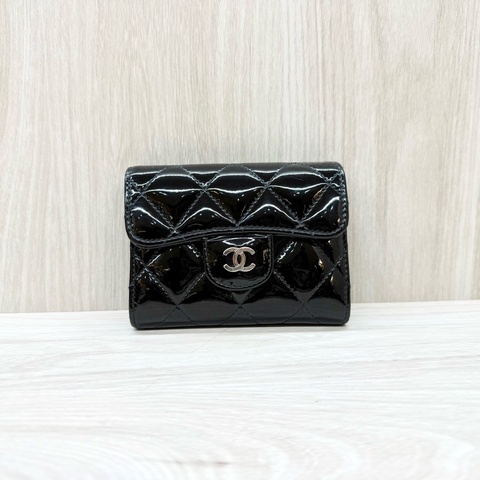 Chanel黑色漆皮下蓋卡包A31504