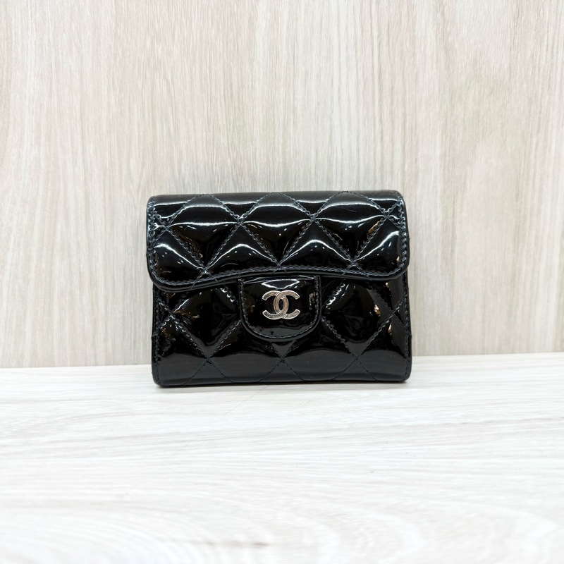 Chanel黑色漆皮下蓋卡包A31504-0