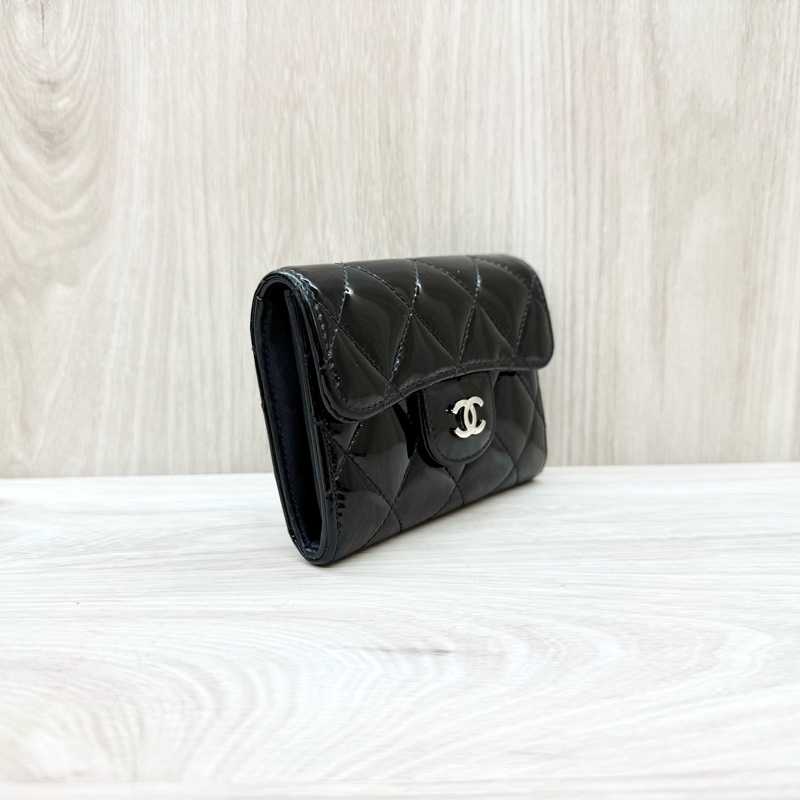 Chanel黑色漆皮下蓋卡包A31504-3