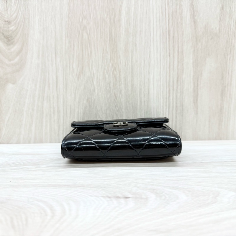 Chanel黑色漆皮下蓋卡包A31504-4