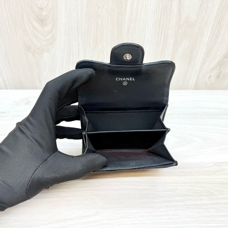 Chanel黑色漆皮下蓋卡包A31504-6