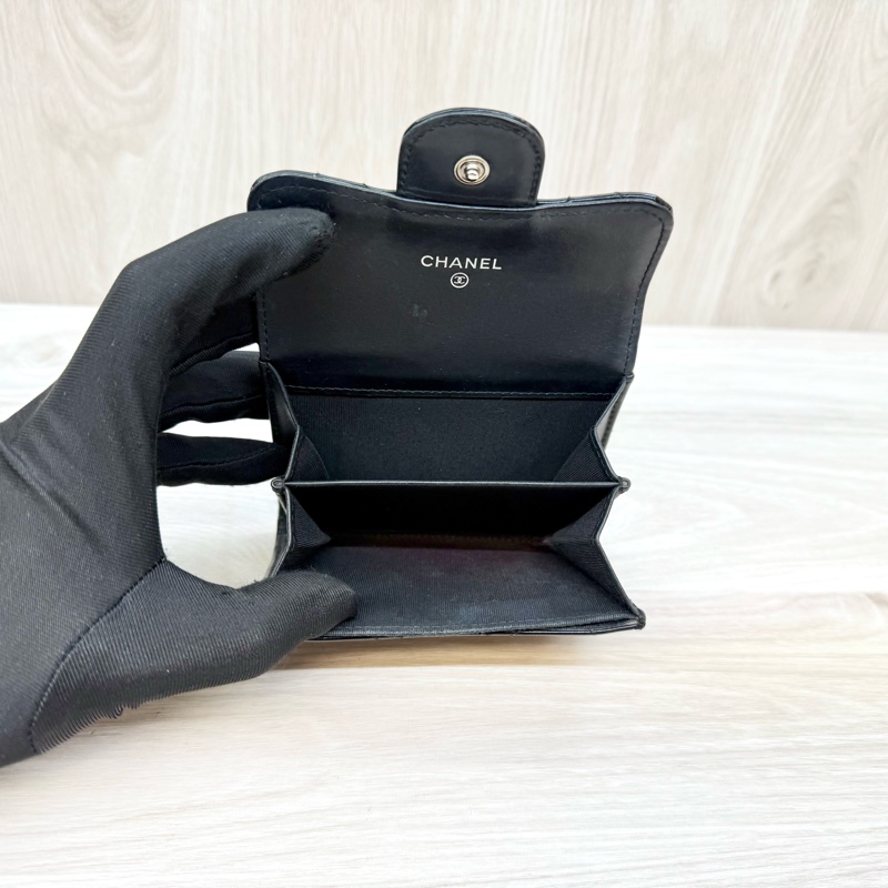 Chanel黑色漆皮下蓋卡包A31504-7