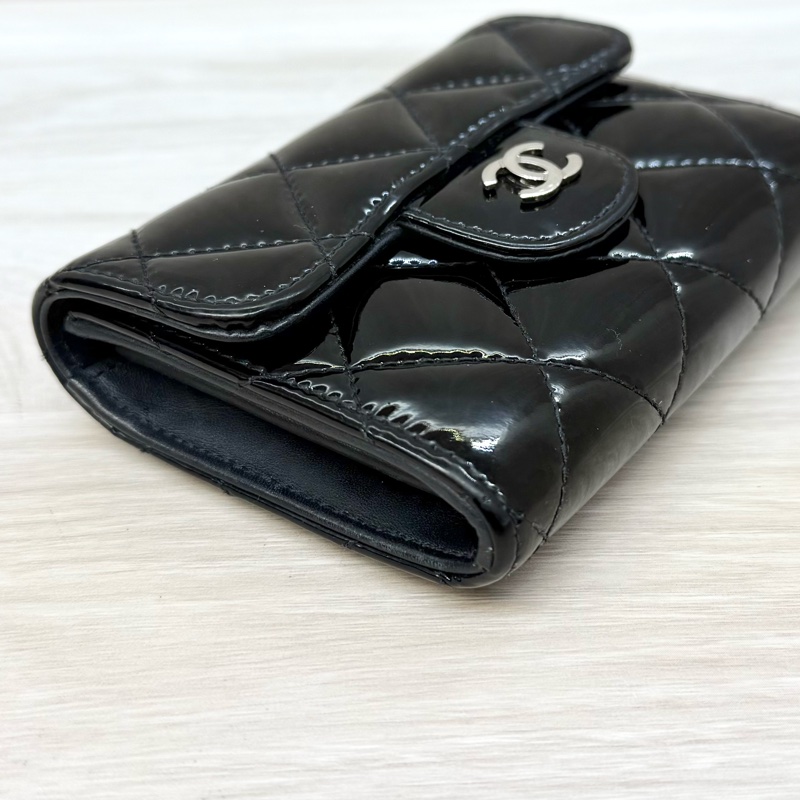 Chanel黑色漆皮下蓋卡包A31504-10