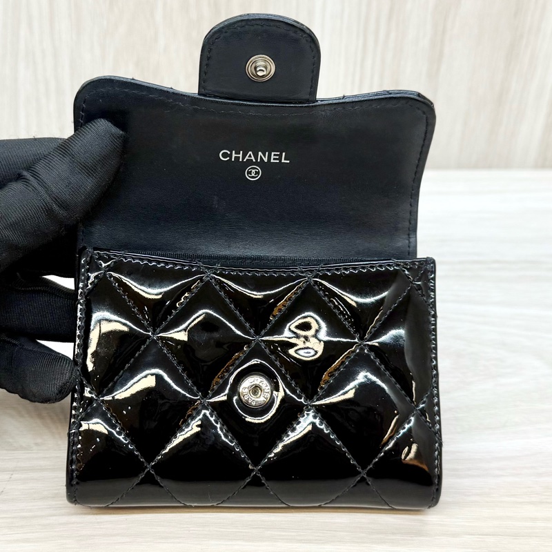 Chanel黑色漆皮下蓋卡包A31504-11