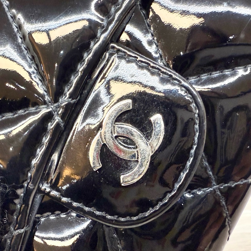 Chanel黑色漆皮下蓋卡包A31504-12