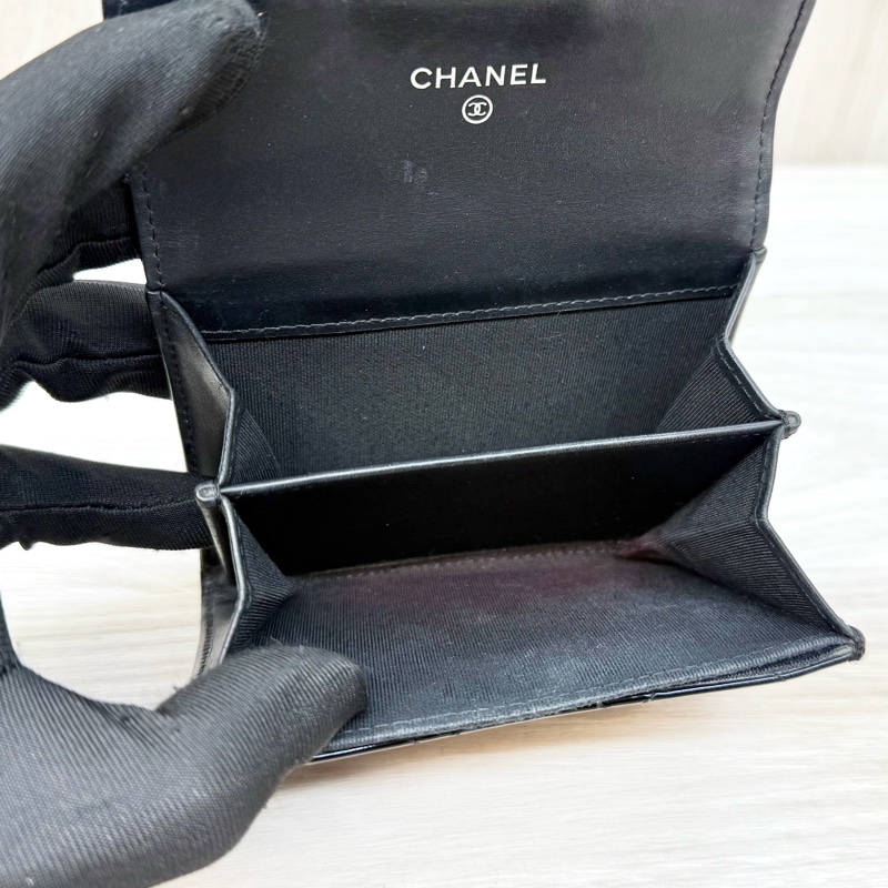 Chanel黑色漆皮下蓋卡包A31504-13