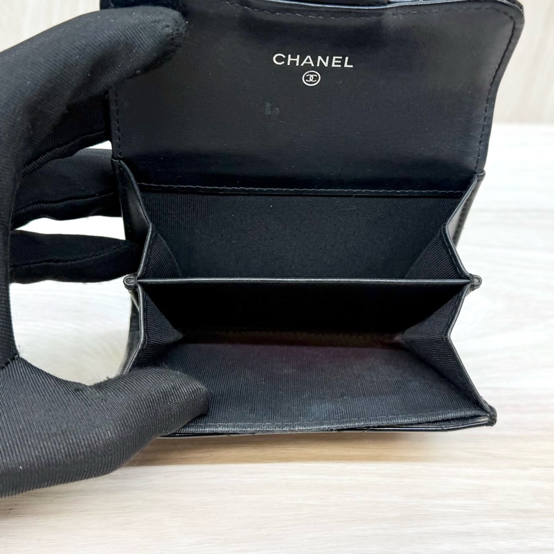Chanel黑色漆皮下蓋卡包A31504-14