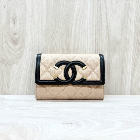 Chanel雙色loge牛皮金釦中夾A84447