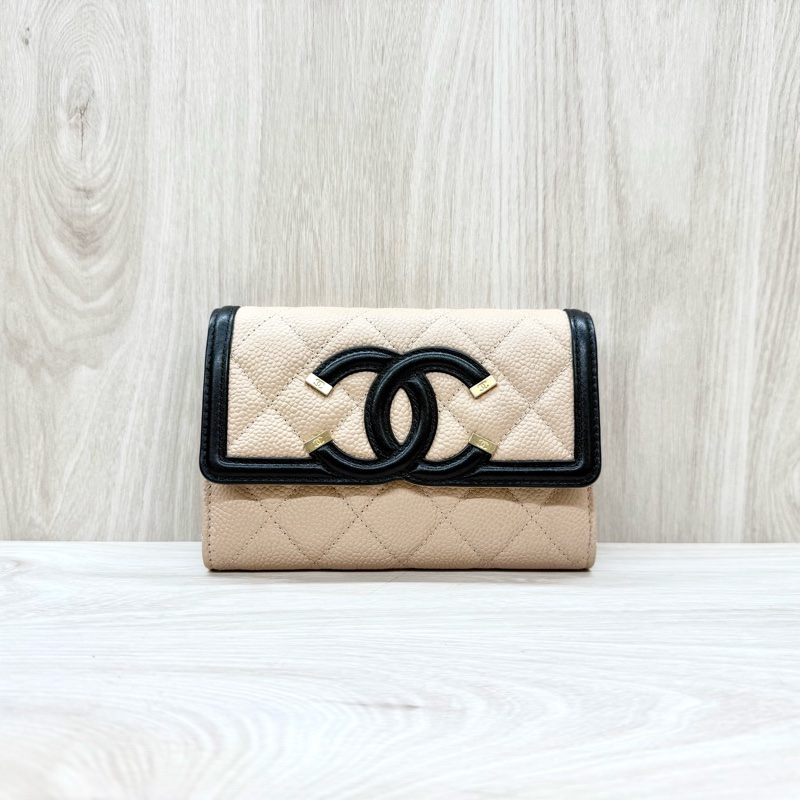 Chanel雙色loge牛皮金釦中夾A84447-0