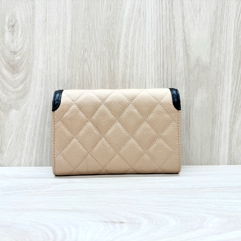 Chanel雙色loge牛皮金釦中夾A84447-1