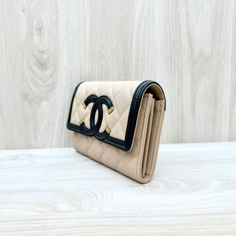 Chanel雙色loge牛皮金釦中夾A84447-2