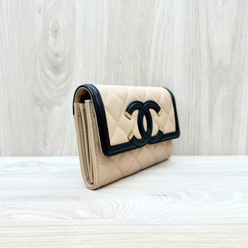 Chanel雙色loge牛皮金釦中夾A84447-3