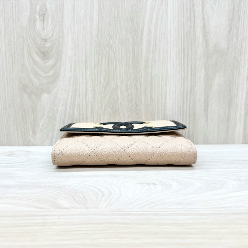 Chanel雙色loge牛皮金釦中夾A84447-4