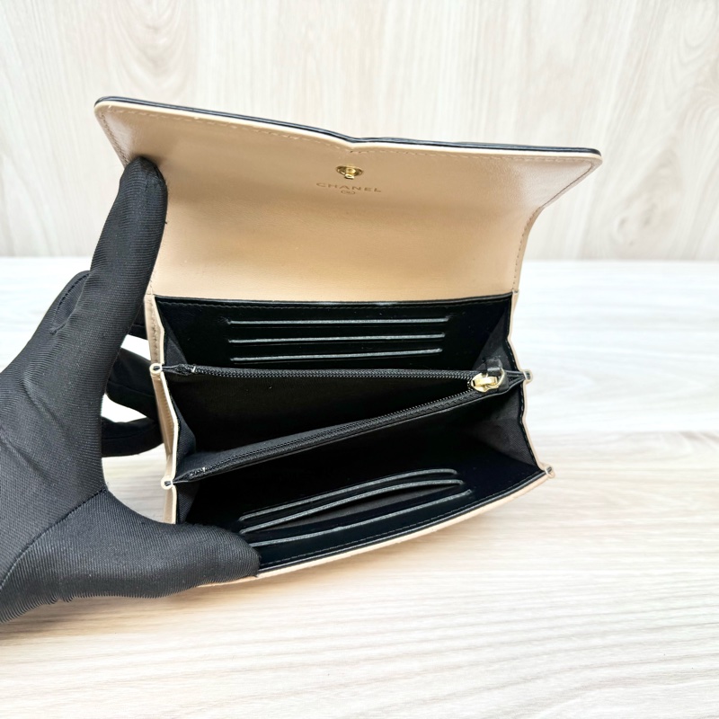 Chanel雙色loge牛皮金釦中夾A84447-6