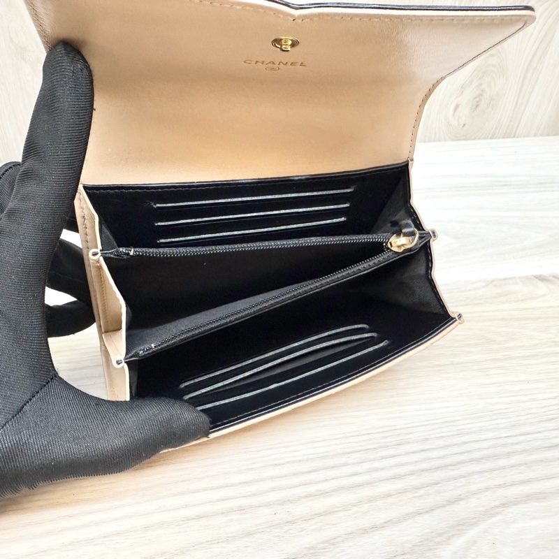 Chanel雙色loge牛皮金釦中夾A84447-7