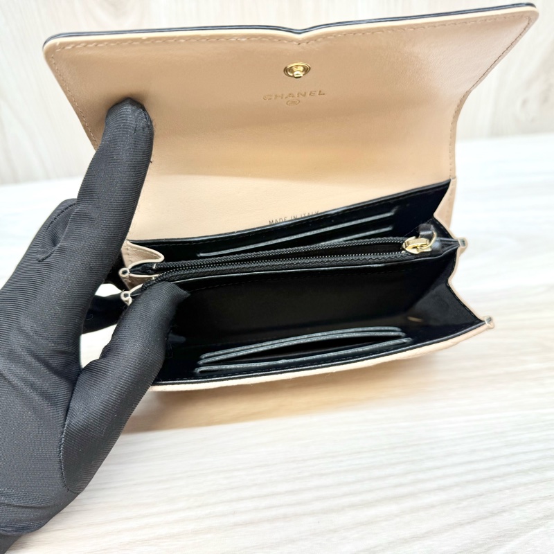 Chanel雙色loge牛皮金釦中夾A84447-8