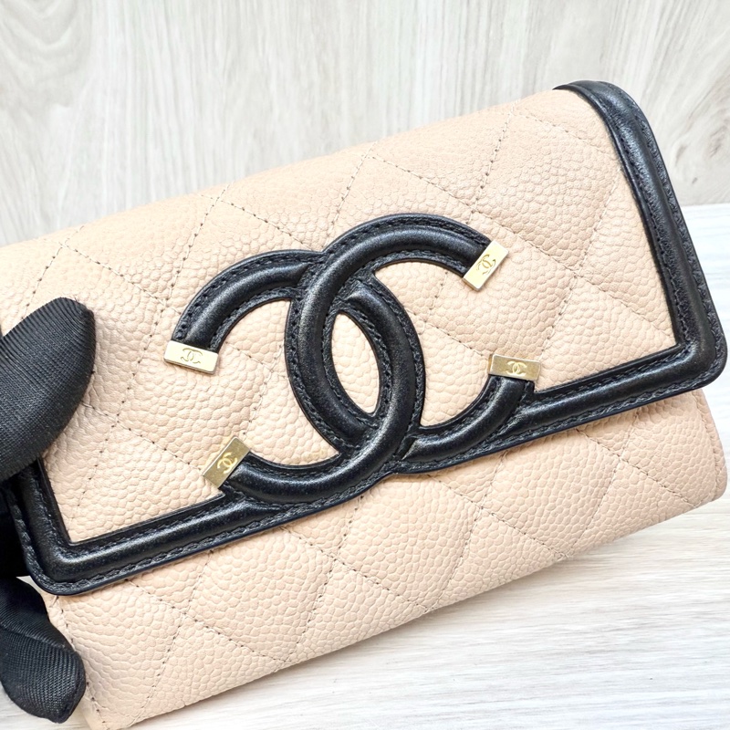 Chanel雙色loge牛皮金釦中夾A84447-9