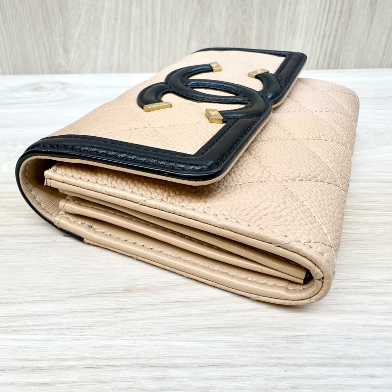 Chanel雙色loge牛皮金釦中夾A84447-10