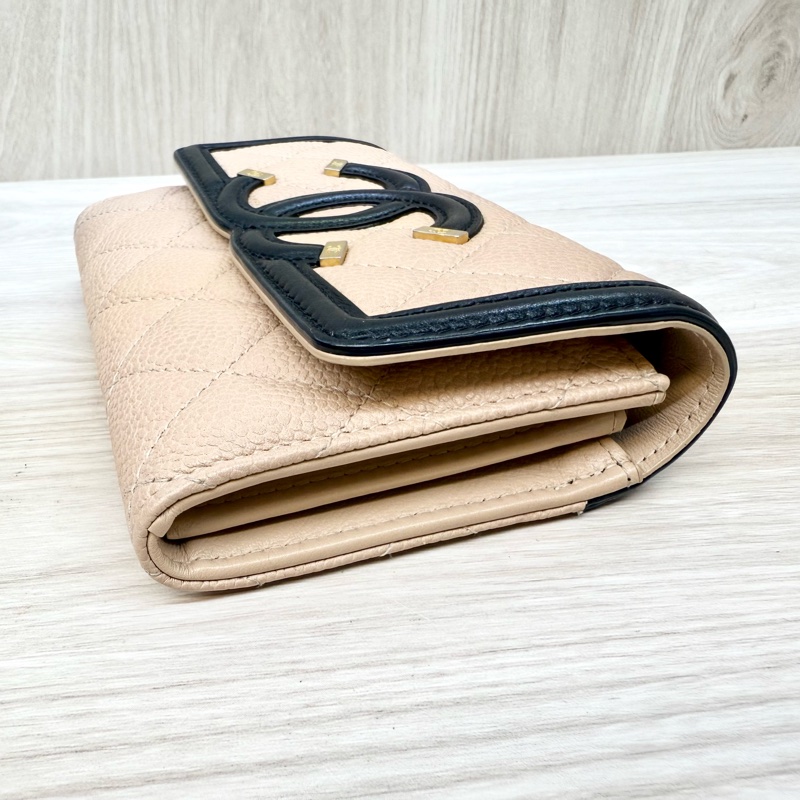 Chanel雙色loge牛皮金釦中夾A84447-11