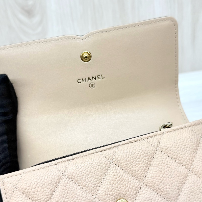 Chanel雙色loge牛皮金釦中夾A84447-13