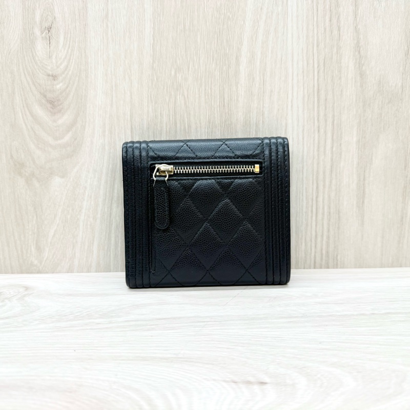 Chanel黑金粒紋牛皮Boy三折口蓋短夾 A80734-1