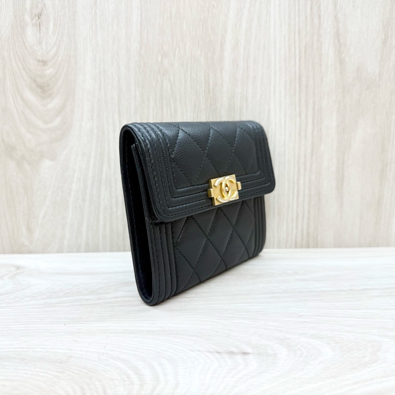Chanel黑金粒紋牛皮Boy三折口蓋短夾 A80734-3