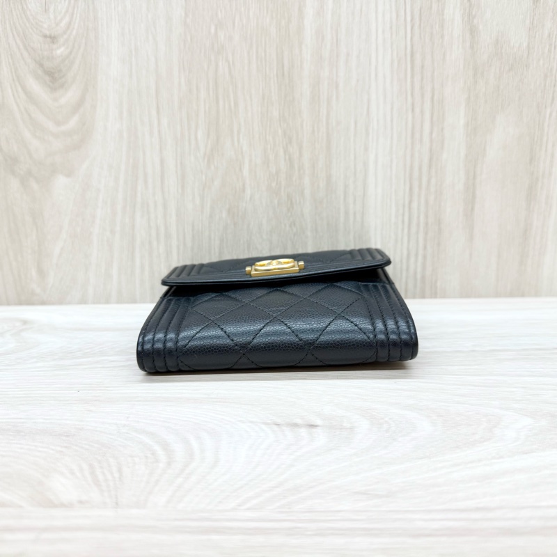 Chanel黑金粒紋牛皮Boy三折口蓋短夾 A80734-4