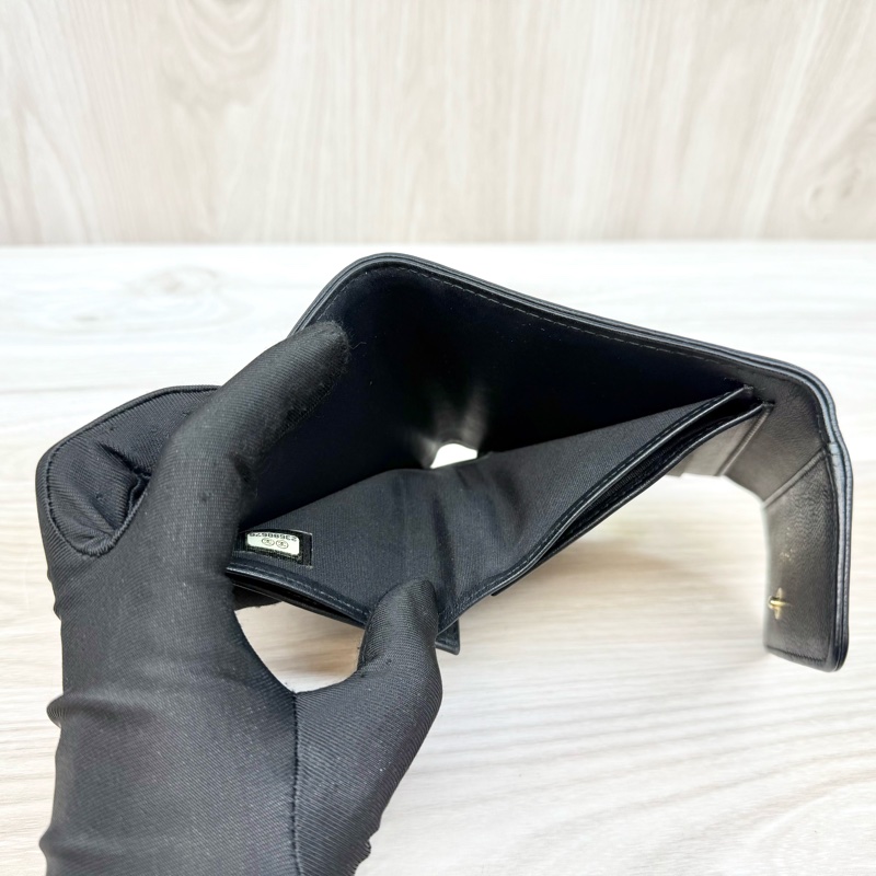 Chanel黑金粒紋牛皮Boy三折口蓋短夾 A80734-5