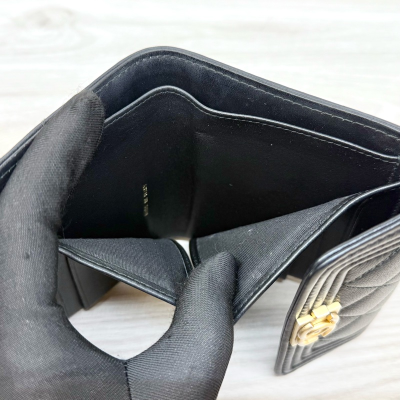 Chanel黑金粒紋牛皮Boy三折口蓋短夾 A80734-6