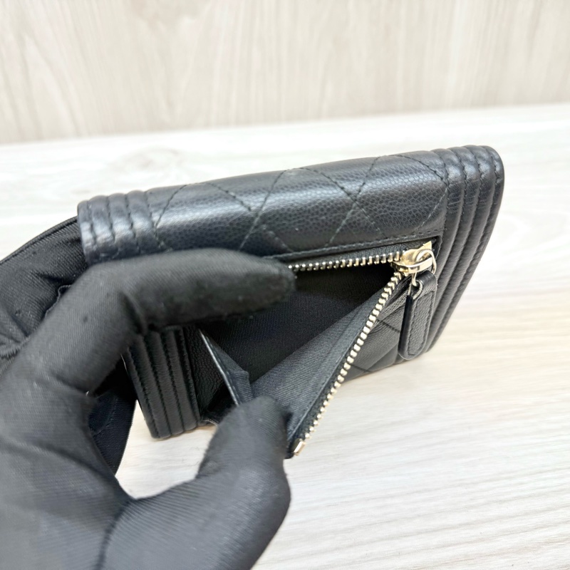 Chanel黑金粒紋牛皮Boy三折口蓋短夾 A80734-7