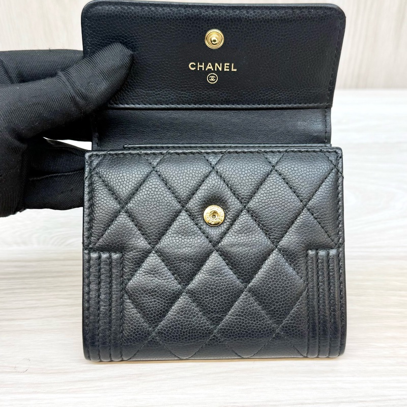 Chanel黑金粒紋牛皮Boy三折口蓋短夾 A80734-8
