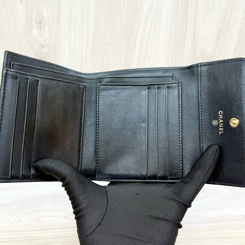 Chanel黑金粒紋牛皮Boy三折口蓋短夾 A80734-9