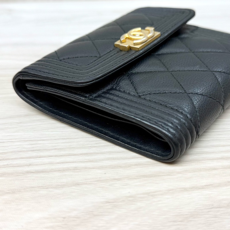 Chanel黑金粒紋牛皮Boy三折口蓋短夾 A80734-10