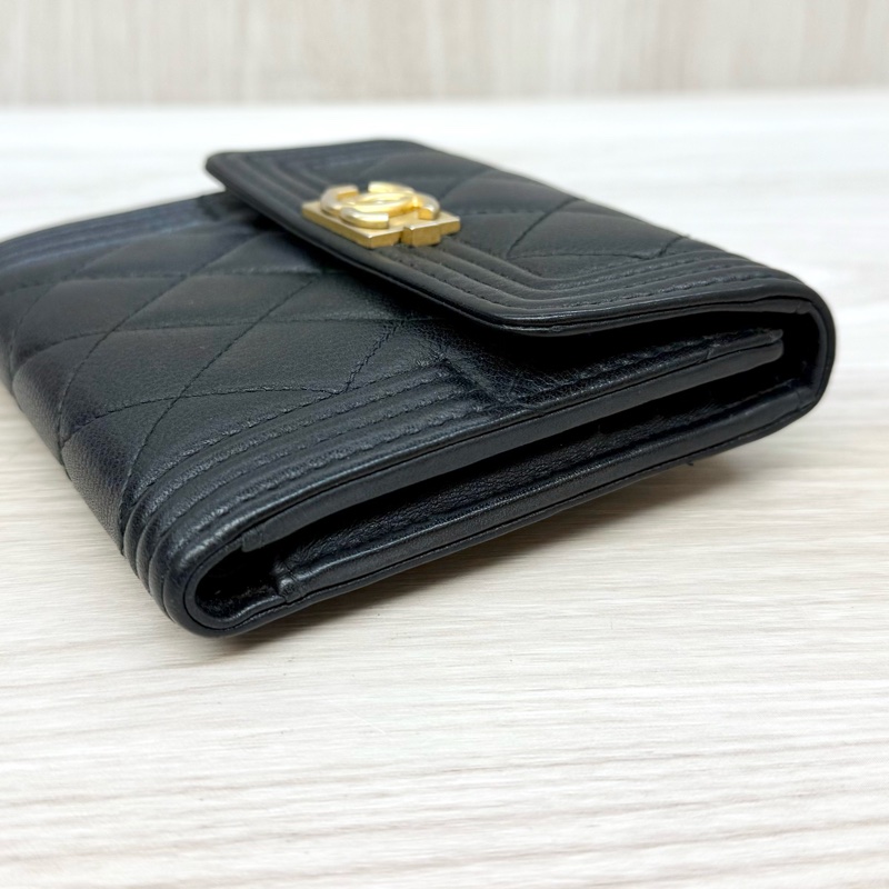 Chanel黑金粒紋牛皮Boy三折口蓋短夾 A80734-11