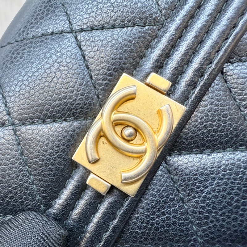 Chanel黑金粒紋牛皮Boy三折口蓋短夾 A80734-12