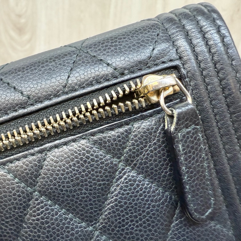 Chanel黑金粒紋牛皮Boy三折口蓋短夾 A80734-13