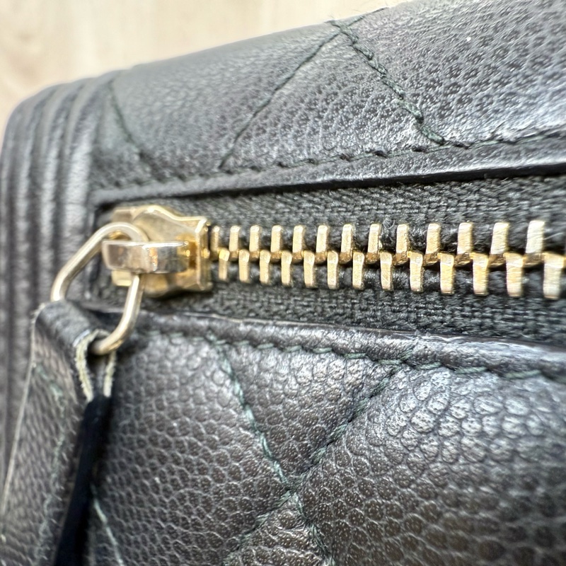 Chanel黑金粒紋牛皮Boy三折口蓋短夾 A80734-14