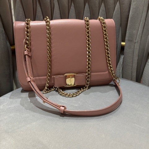 SalvatoreFerragamo，25cm牛皮肩背鍊包乾燥玫瑰粉色，