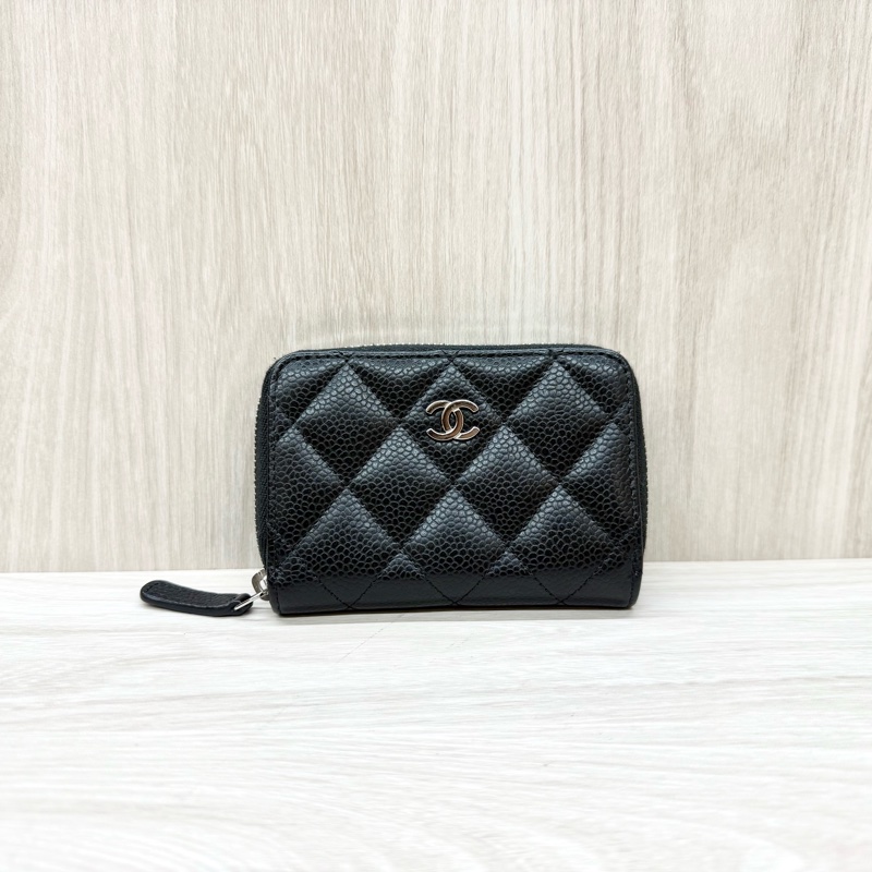 Chanel黑色粒紋牛皮銀釦拉鍊零錢包AP0216-0